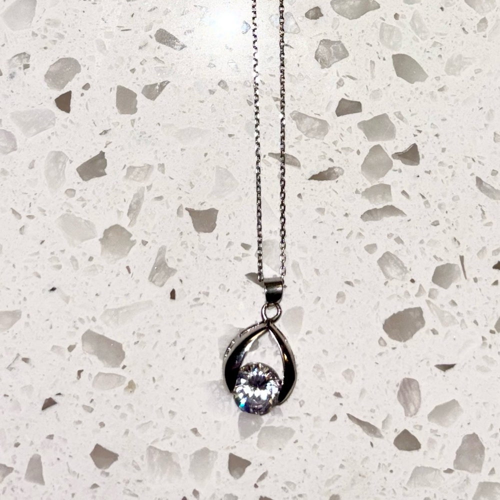 Silver teardrop pendant necklace